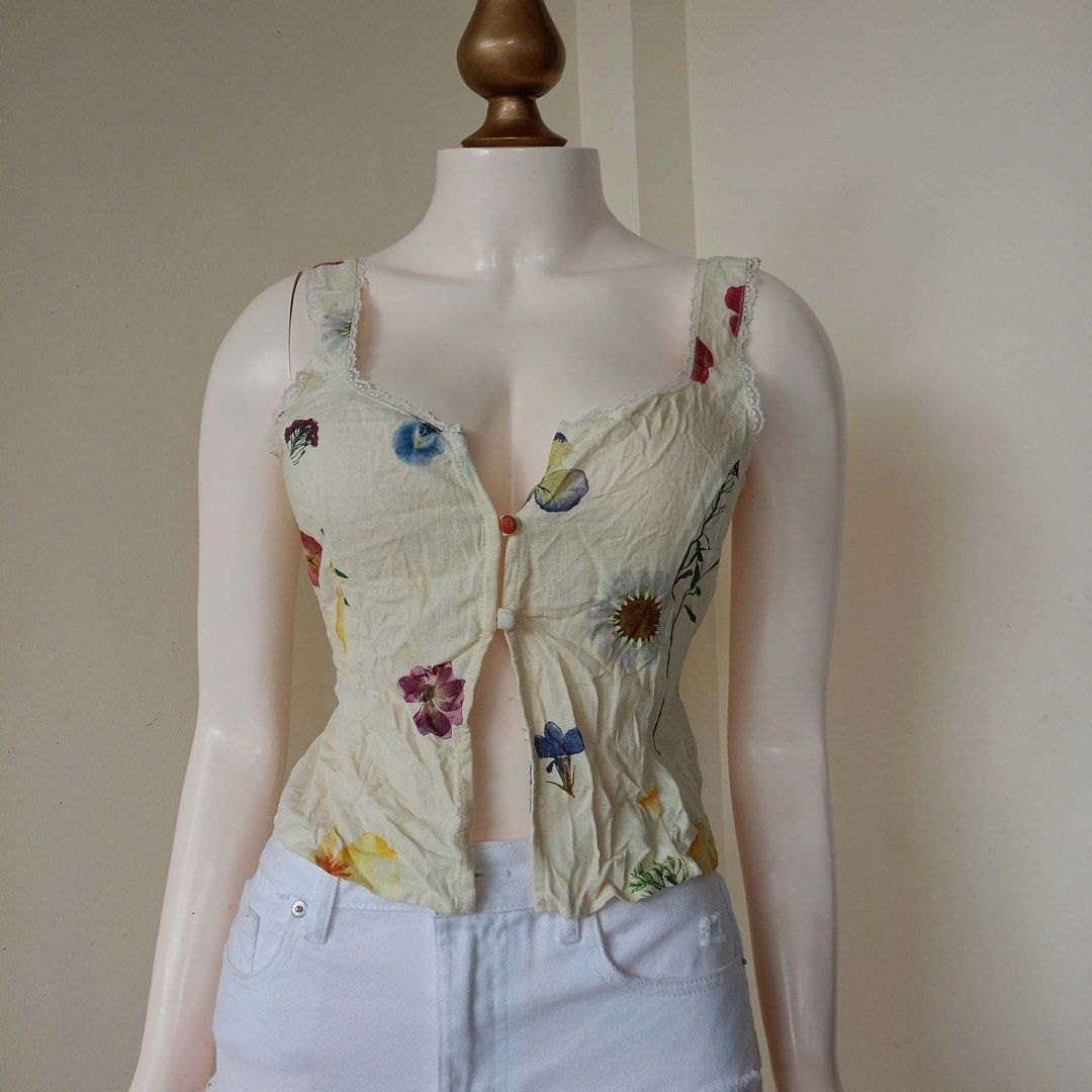 Yellow floral linen top (Category: Sleeveless) located in Barugo. Submitted by green.trendsetter (Listing ID 1468613416, Image 2). Description: AUSSIE PRELOVED FINDS Australian brand tops. Shop your next wardrobe favourite at a preloved price! 📌 SHOP REMINDERS — PLEASE READ BEFORE CLAIMING ❌ NO CANCELLATION once your order is confirmed. ❌ NO FUSSY BUYERS — please read the details and check all photos before claiming. ❌ NO RETURN / NO EXCHANGE. ❌