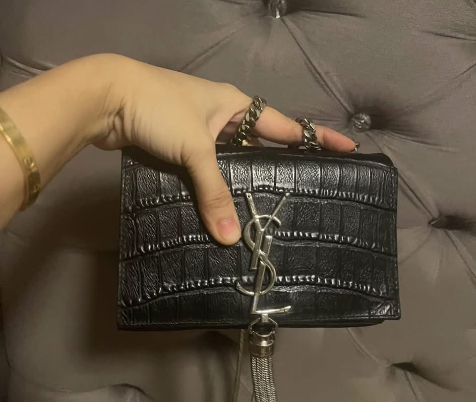 Ysl crocidile leather (Category: Cross-body Bags) located in Roxas City. Submitted by lynngreyartillero (Listing ID 1468531595, Image 1). Description: Ysl crocs skin 🔥🔥 May sign if used lng sya sa suede area the rest super bago🔥🔥🔥 Napaka ganda nito mga madaaam cute lng ang size 🔥🔥 Coded🔥🔥 Like new🔥🔥 No major flaws 🔥🔥.