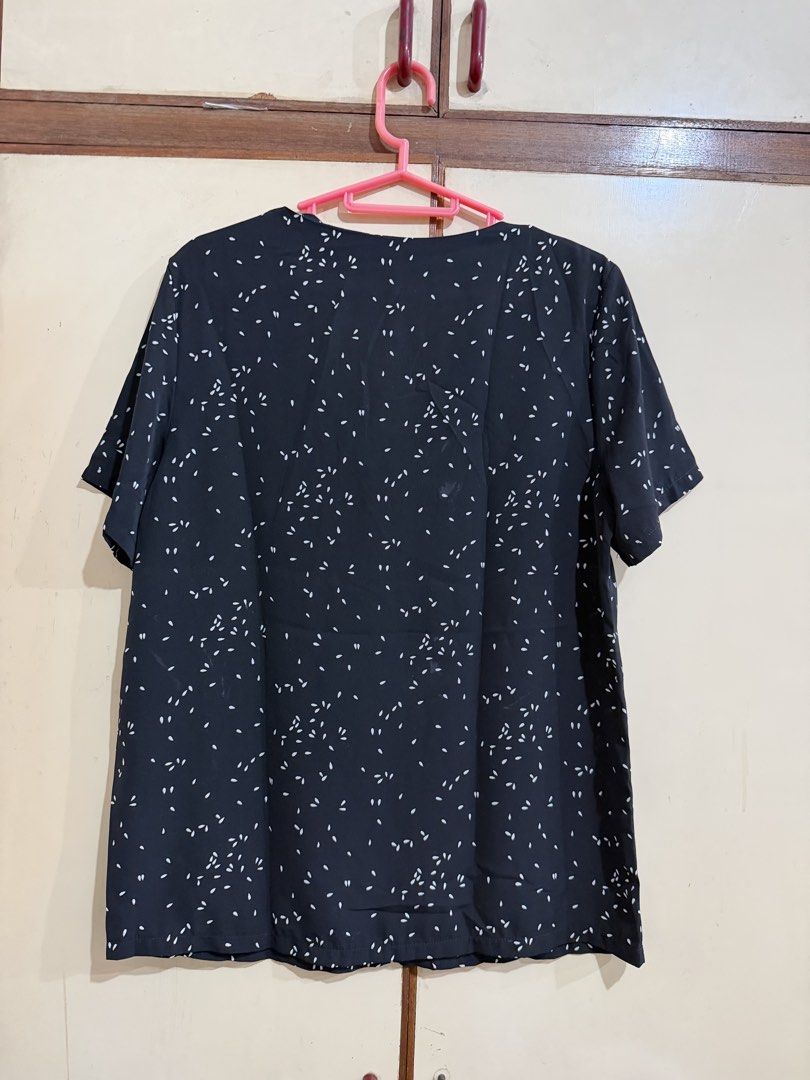 Zalora Black Top Medium (Category: Blouses) located in Manila. Submitted by preloved_new_forsale (Listing ID 1468517528, Image 2). Description: .