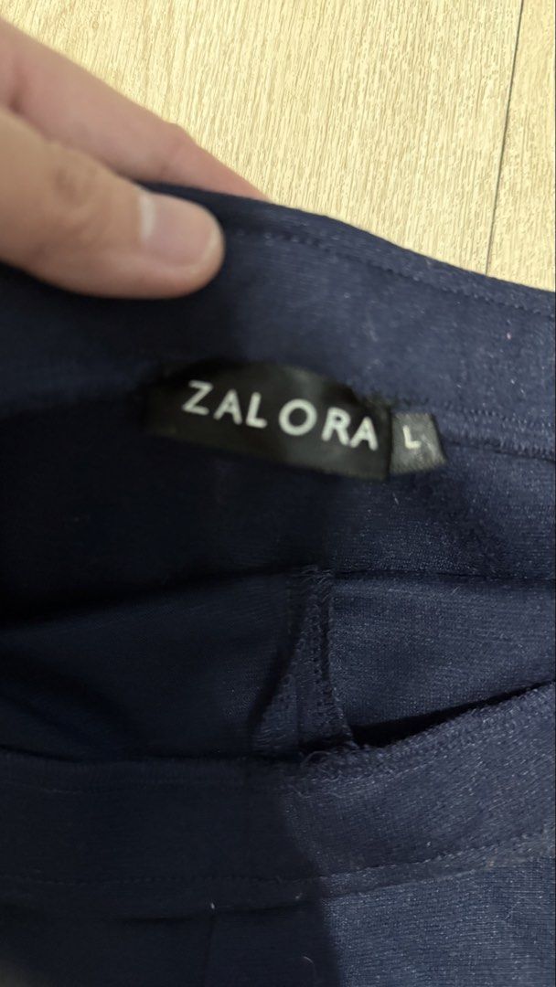 Zalora Knitted Front Slit Midi Skirt (Category: Skirts) located in Quezon City. Submitted by dinesaur (Listing ID 1468697338, Image 2). Description: .