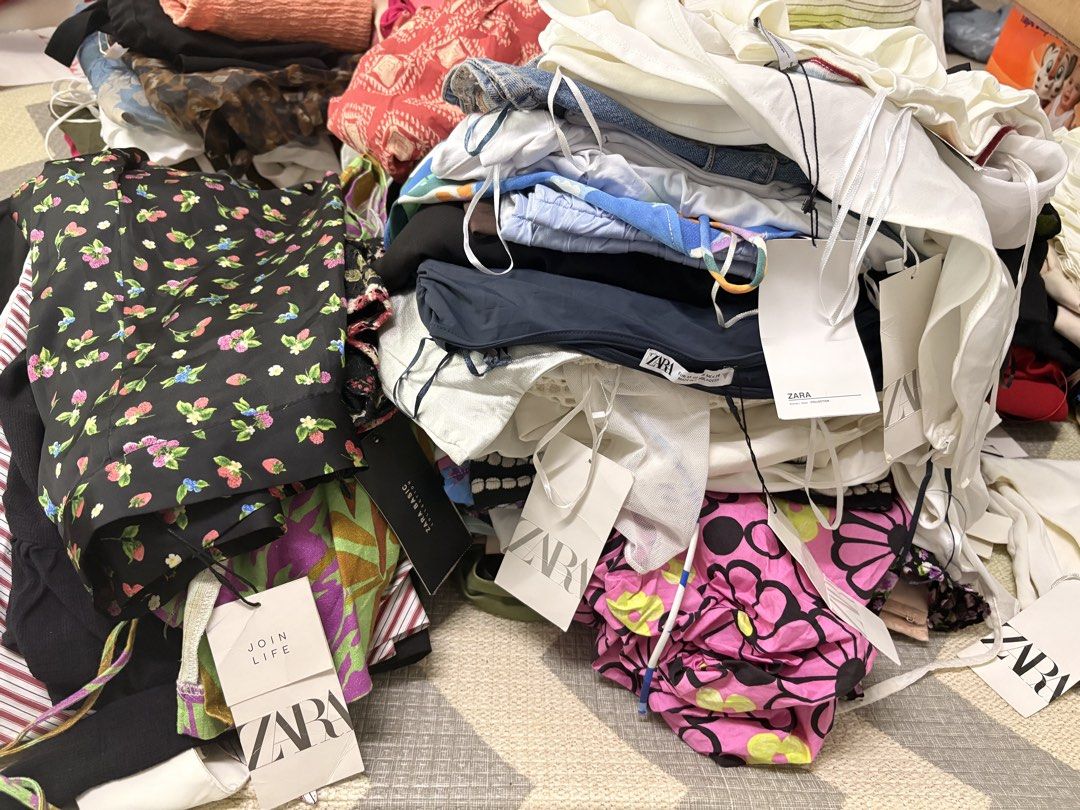 Zara 33kgs Box (Category: Dresses) located in Pasay City. Submitted by weartheclothes.mnl_shop (Listing ID 1468558015, Image 2). Description: Zara Mix Clothes More or less 33kgs For Sale!!.