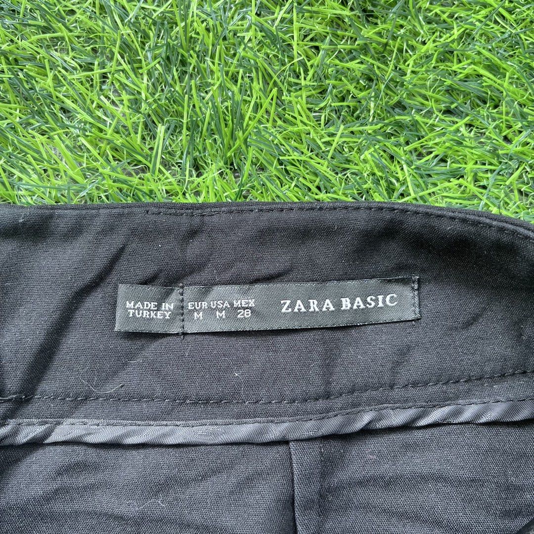 Zara Basic Black Skirt Size M (Category: Skirts) located in Cuyapo. Submitted by Ashtyn.Pre.Loved (Listing ID 1468661966, Image 2). Description: - Brand: Zara Basic - Size: Medium (Waist: 28 inches, Length: 18 inches) - Color: Classic solid black - Details: Cute pleated design near the pockets - Origin: Made in Turkey - Style: Versatile for casual wear or office outfits.