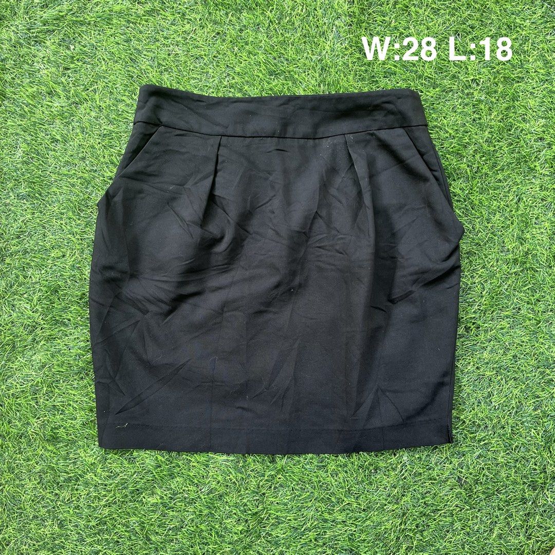 Zara Basic Black Skirt Size M (Category: Skirts) located in Cuyapo. Submitted by Ashtyn.Pre.Loved (Listing ID 1468661966, Image 1). Description: - Brand: Zara Basic - Size: Medium (Waist: 28 inches, Length: 18 inches) - Color: Classic solid black - Details: Cute pleated design near the pockets - Origin: Made in Turkey - Style: Versatile for casual wear or office outfits.