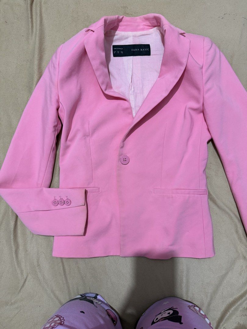 Zara Basic Pink Blazer (Category: Coats, Jackets and Outerwear) located in Mandaluyong City. Submitted by josa_xox0i8 (Listing ID 1468594560, Image 3). Description: ✨ Zara Basic Pink Single-Button Fitted Blazer✨ A classic structured piece perfect for workwear, office presentations, corporate events, or casual layering over denim. 📌 DETAILS & SPECS: • Brand: Zara Basic (Made in Morocco) • Size: EUR XS / USA XS / (Best fits Petite / Extra Small) •
