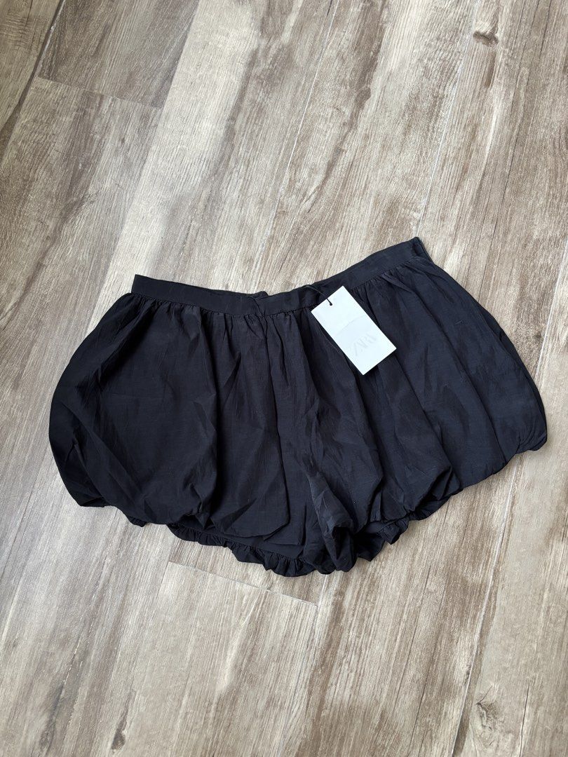 Zara black ballon short (Category: Shorts) located in Quezon City. Submitted by swift_kenjie (Listing ID 1468531531, Image 3). Description: 🖤 ZARA BLACK BALLOON SHORTS 🖤 Classy, chic & effortlessly stylish! 😍✨ Perfect pang-elevate ng outfit mo, beb! Pair it with your fave fitted top for that expensive-looking OOTD. 🔥 🖤 Brand: ZARA 🖤 Color: Black 🖤 Style: Balloon Shorts 📏 Tape measure: 31–32 💋 Super chic and easy to style!.