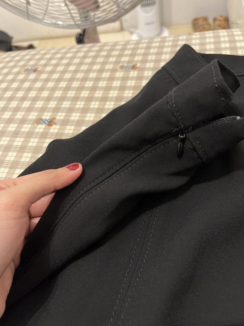 Zara Black Multi-Slit Midi Skirt (Category: Skirts) located in Caloocan City. Submitted by ann_in_declutter (Listing ID 1468587168, Image 2). Description: Used but still in good condition .