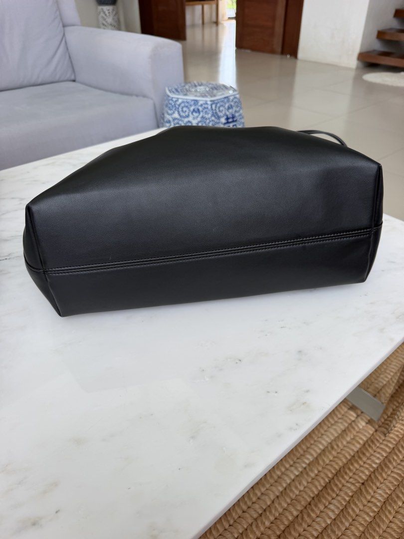 Zara Black Tote Bag (Category: Tote Bags) located in Lipa City. Submitted by pauline0303 (Listing ID 1468710963, Image 3). Description: - Authentic ZARA black tote bag - Double shoulder straps for comfortable carry on the shoulder or arm - Structured base keeps the bag upright - Center zippered compartment divides the interior - Clean black lining with embossed ZARA brand patch - Minimalist design perfect for daily commutes or errands - Flaw on s