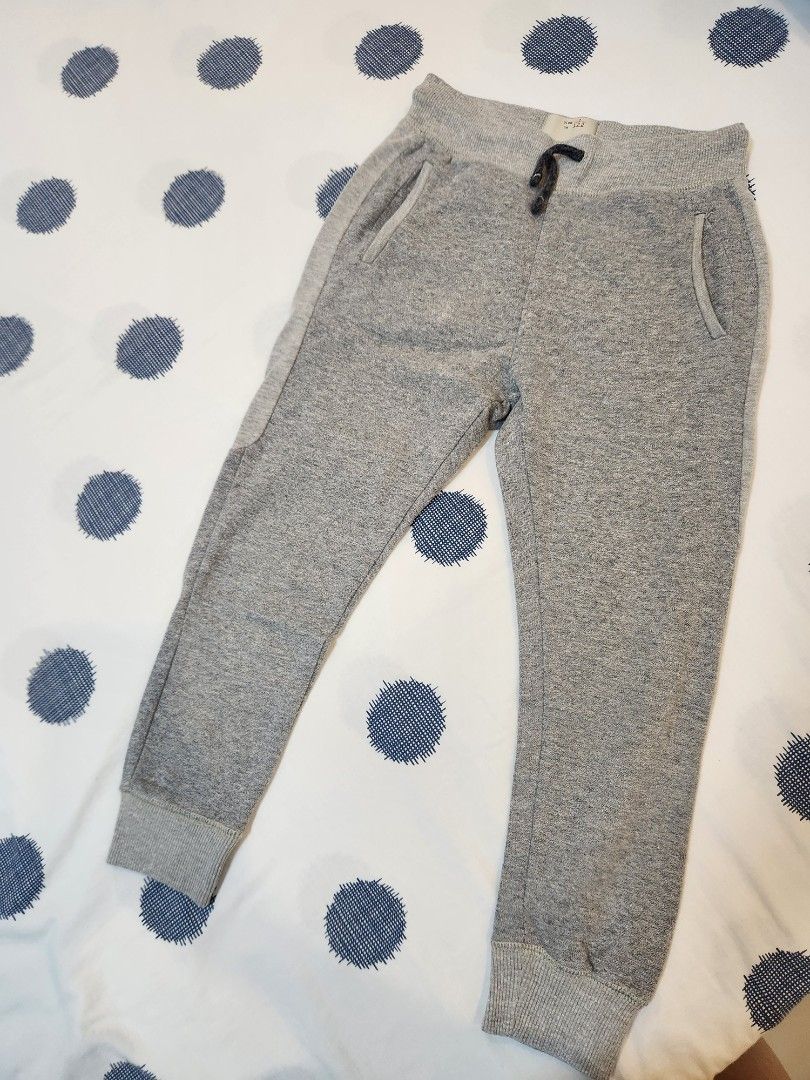 Zara Boys Grey Jogger Sweatpants Size 7 (Category: Babies & Kids Fashion) located in Taguig. Submitted by rheannataberna (Listing ID 1468653065, Image 1). Description: - Color: Grey - Material: Soft knit cotton - Waist: Elastic waistband with adjustable black drawstring - Cuffs: Ribbed ankle cuffs for a secure fit - Pockets: Functional front pockets - Versatile: Great for school, play, or lounging at home - Easy to pair with any t-shirt or hoodie