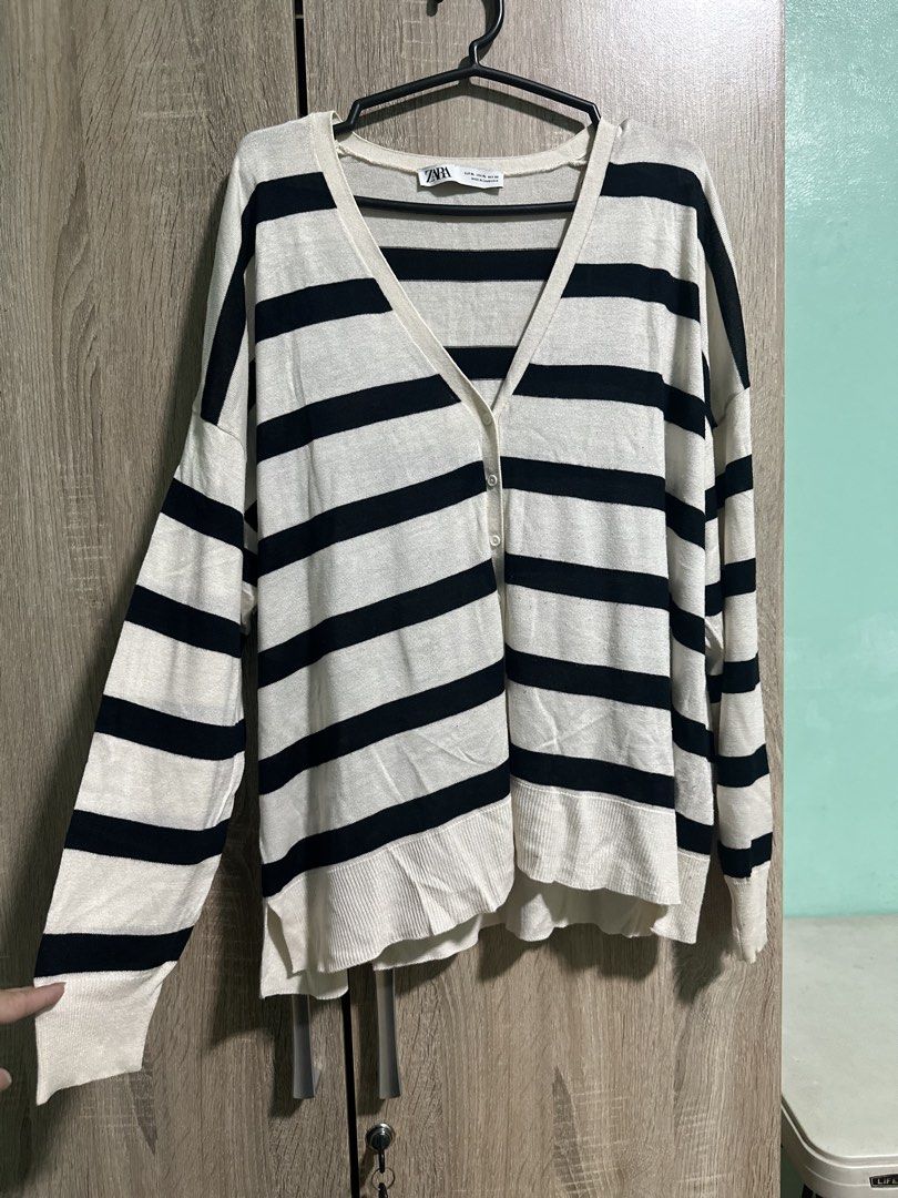 Zara Cardigan (Category: Coats, Jackets and Outerwear) located in Manila. Submitted by love.lyxph (Listing ID 1468614928, Image 2). Description: Zara Stripes Cardigan.