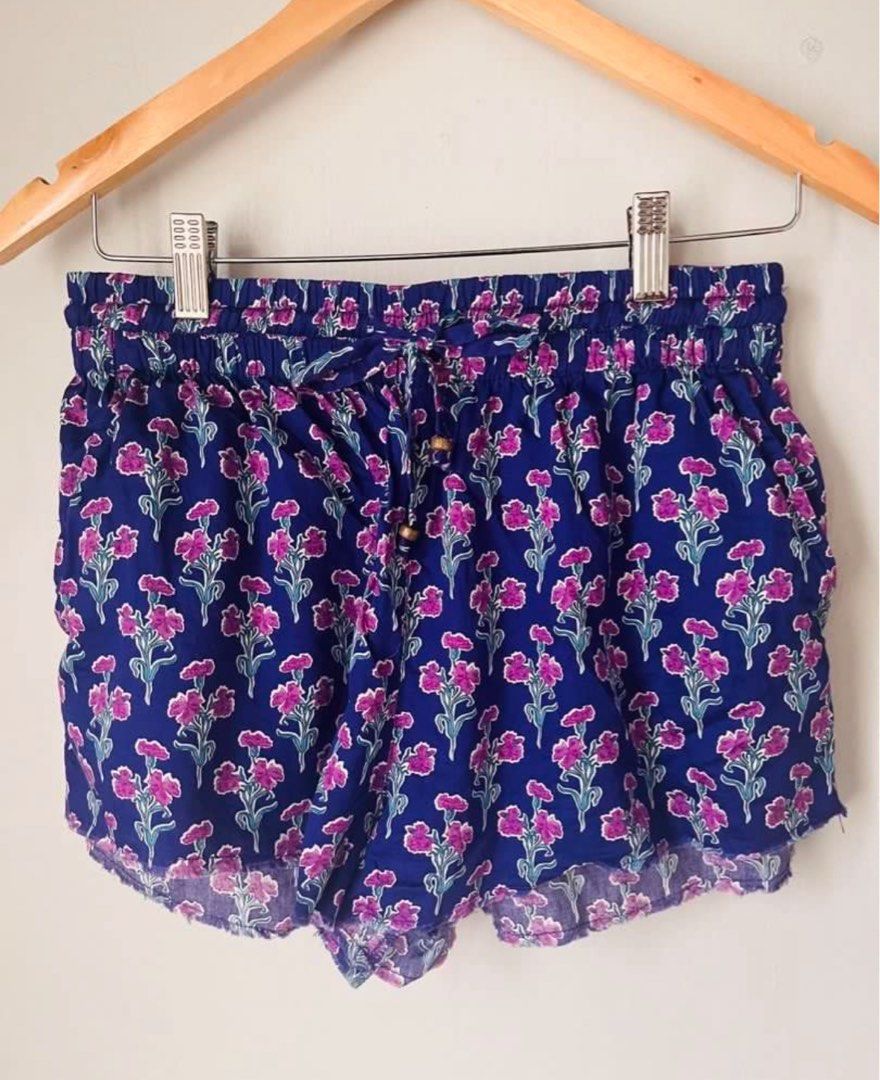 ZARA COTTON SHORT (Category: Shorts) located in Pasig City. Submitted by fruitselling (Listing ID 1468521143, Image 1). Description: 🎐Lightweight and super comfortable purple shorts from Zara featuring a cute all-over poppy floral pattern. ☁️ Can fit 28 to 30 inches ☁️ 13 inches length .