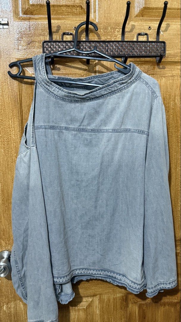 Zara Denim Asymmetric Top (Category: Sleeveless) located in Makati City. Submitted by andrae.thomas (Listing ID 1468681225, Image 1). Description: Size : Small Oversized - Loc: Makati. - Meet Up: Taft, DLSU, CSB.