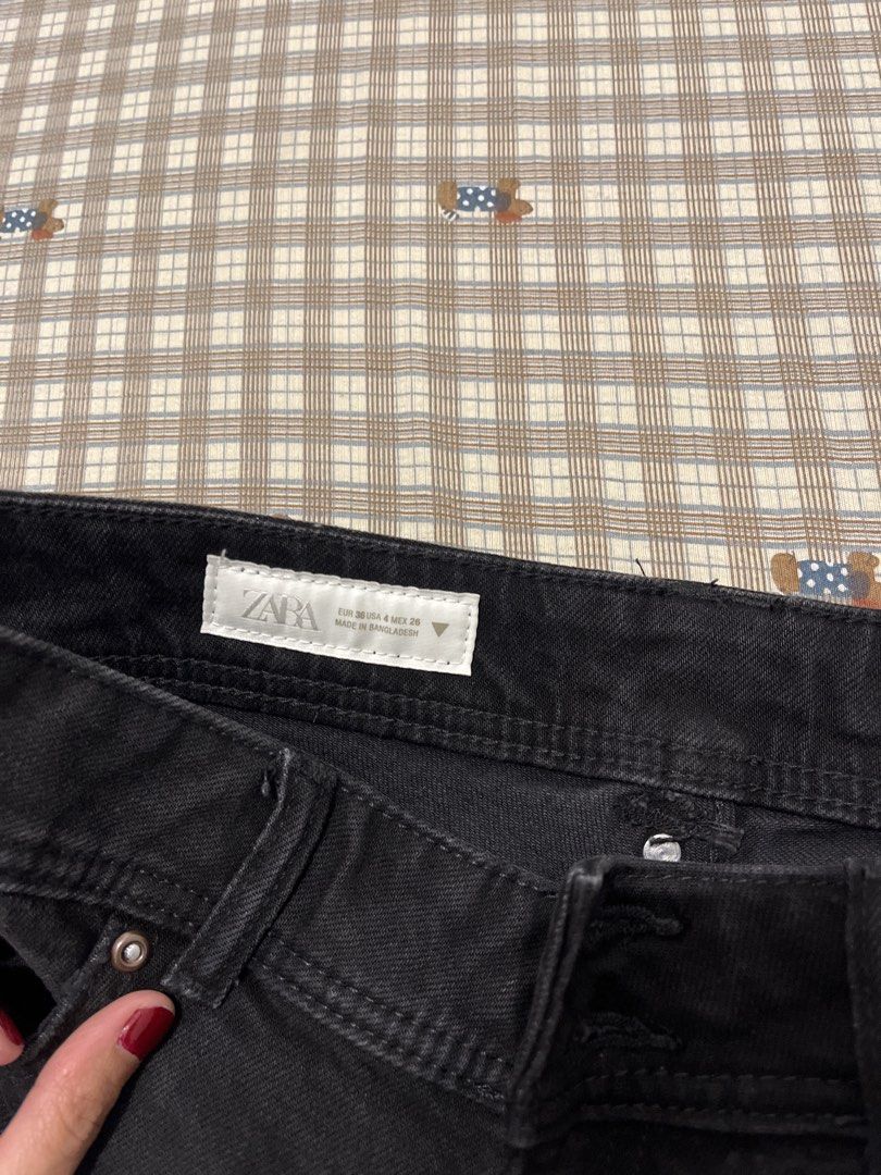 Zara Denim Shorts Black Size 36 (Category: Shorts) located in Caloocan City. Submitted by ann_in_declutter (Listing ID 1468586396, Image 3). Description: Never been used Item is still available in zara store.