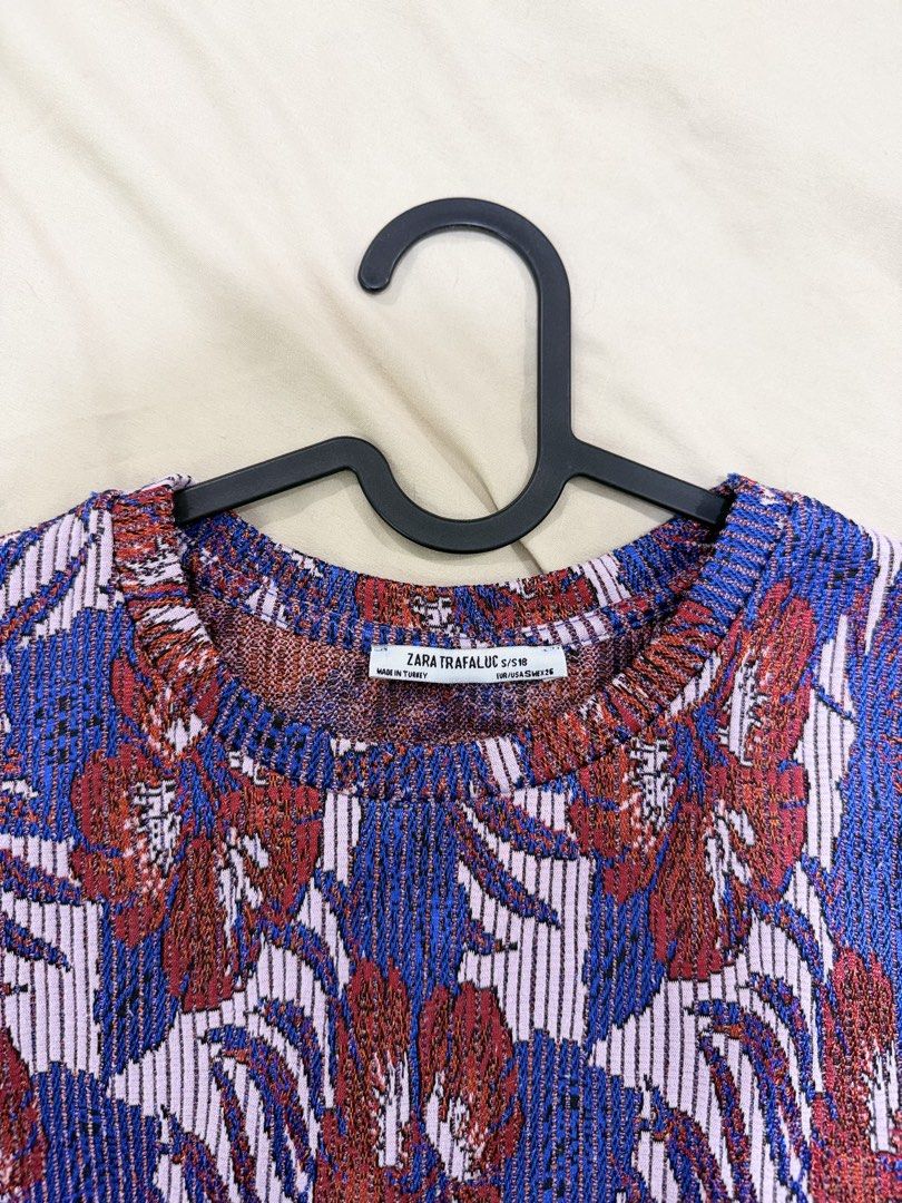 Zara Floral Shirt (Category: Shirts) located in Cainta. Submitted by declutteriaa_mama (Listing ID 1468643554, Image 2). Description: Not cropped.