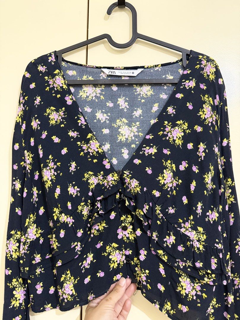 Zara Floral V line Longsleeves (Category: Blouses) located in Cainta. Submitted by declutteriaa_mama (Listing ID 1468642016, Image 1). Description: Super flattering when worn Size M on tag.