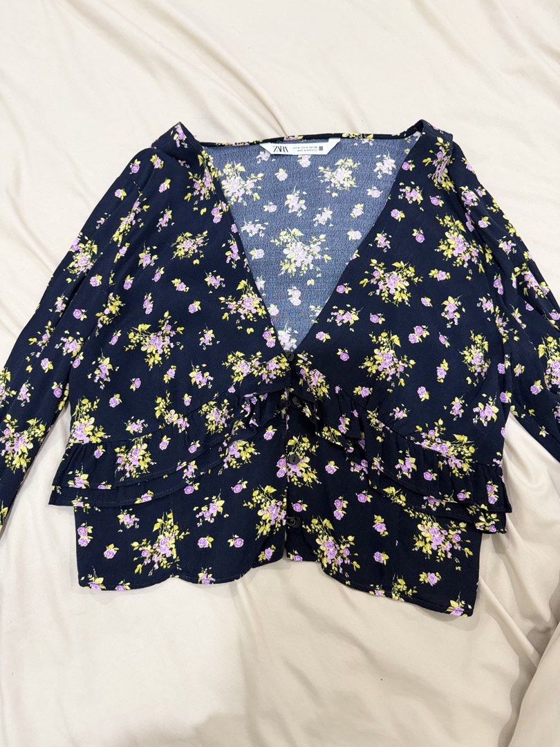 Zara Floral V line Longsleeves (Category: Blouses) located in Cainta. Submitted by declutteriaa_mama (Listing ID 1468642016, Image 2). Description: Super flattering when worn Size M on tag.