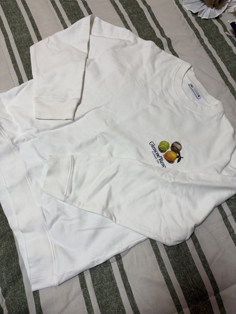 Zara Graphic Sweater (Category: Coats, Jackets and Outerwear) located in Quezon City. Submitted by morespace555 (Listing ID 1468595364, Image 2). Description: .