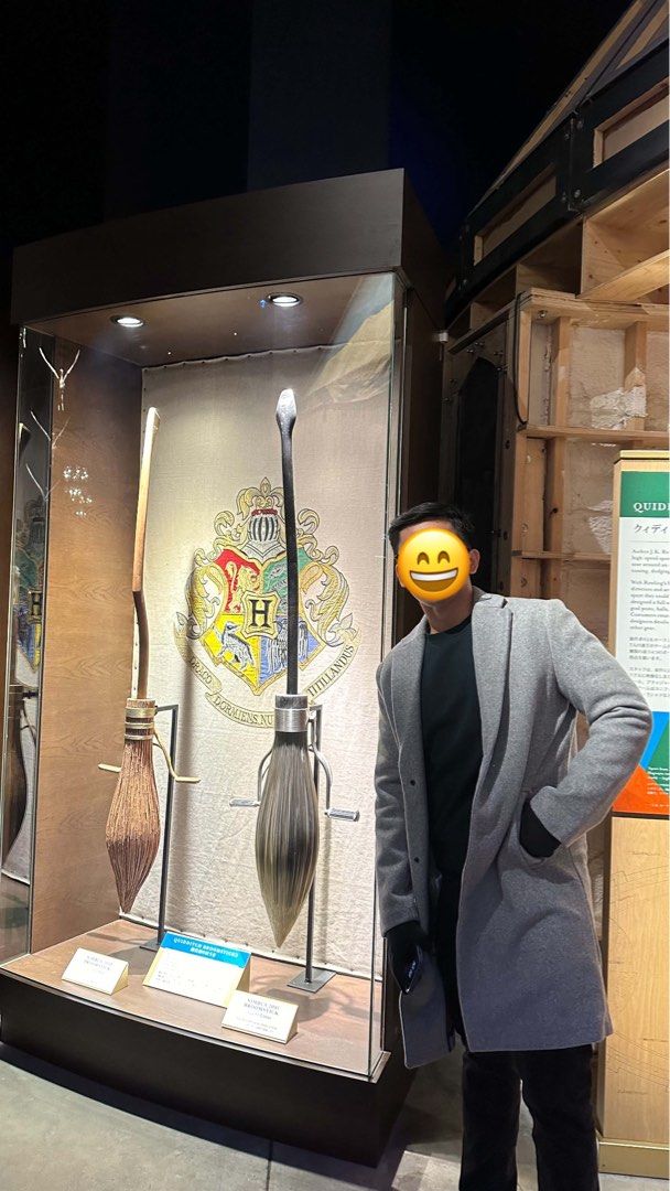 Zara Gray Wool Coat (Category: Coats, Jackets and Outerwear) located in Quezon City. Submitted by ktnnbcyn (Listing ID 1468621541, Image 3). Description: - Body reference: 5’7” 75kg - Bought for 9k in store - Deep pockets on both sides - Condition: used once only .