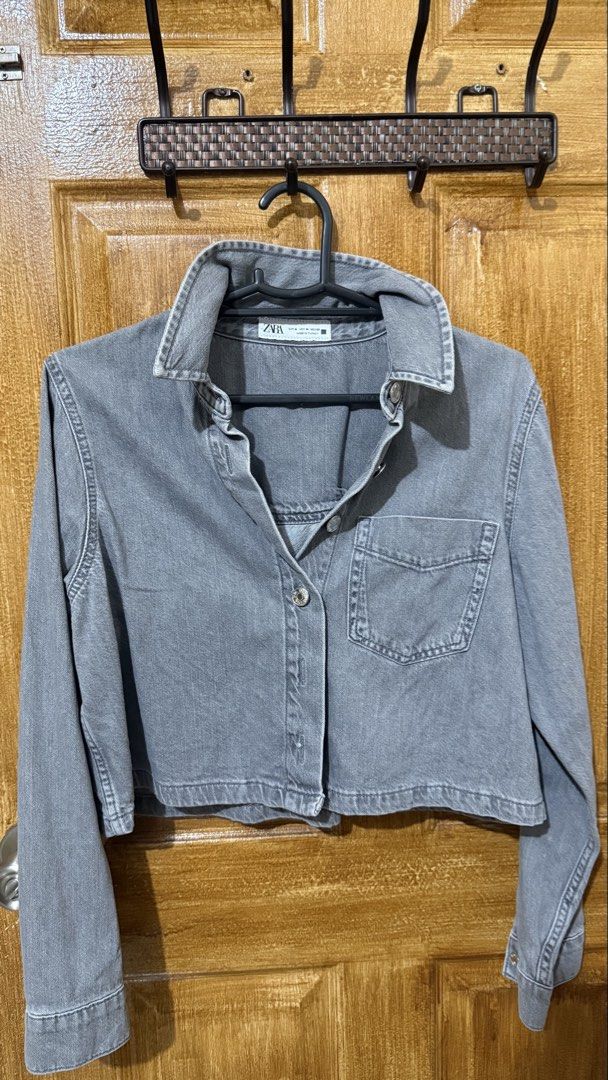 Zara Grey Denim Crop Jacket (Category: Coats, Jackets and Outerwear) located in Makati City. Submitted by ario_drobe (Listing ID 1468686581, Image 1). Description: - Brand: Zara - Color: Washed Grey - Size: M (EUR, USA, MEX) - Loc: Makati. - Meet Up: Taft, DLSU, CSB.
