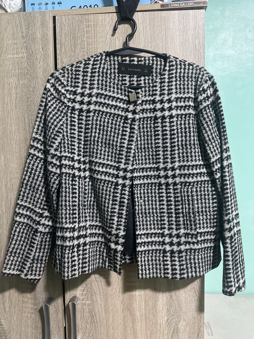 Zara Jacket (Category: Coats, Jackets and Outerwear) located in Manila. Submitted by love.lyxph (Listing ID 1468616695, Image 3). Description: Zara Basic black and white houndstooth tweed snap-front collarless jacket Honest issue: Discoloration sa loob pero wala effect sa outee part..