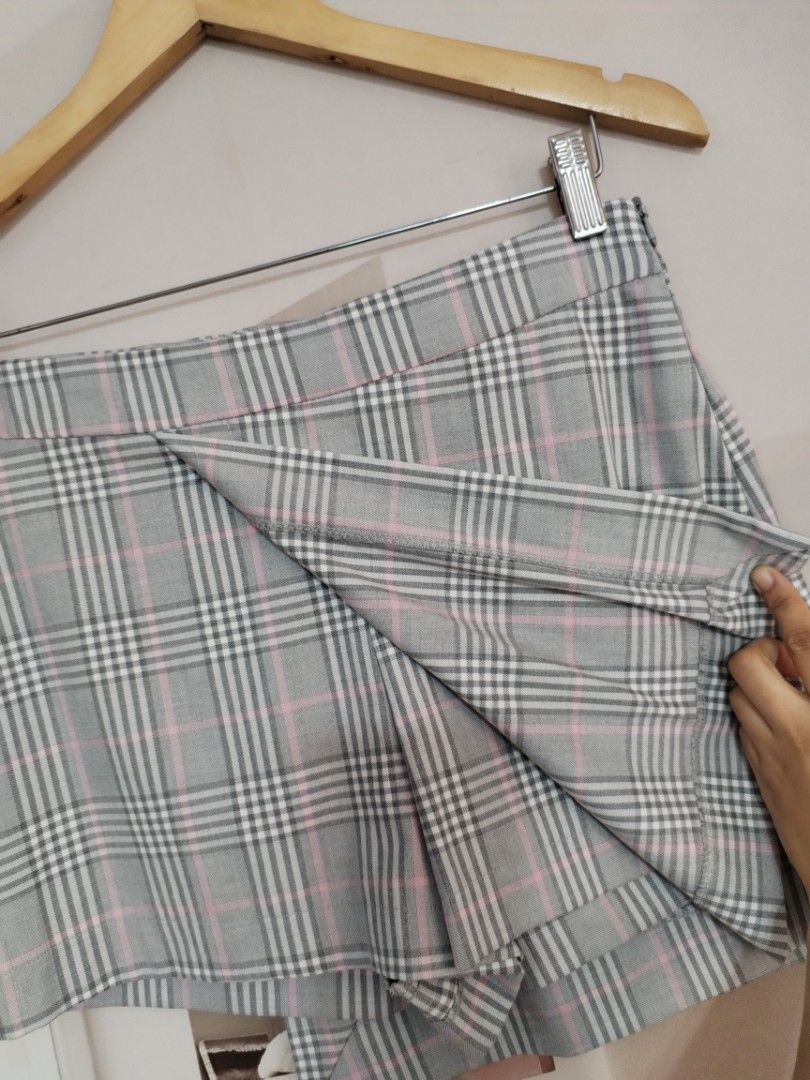 Zara plaid skort (Category: Shorts) located in Lucena. Submitted by styleddsc (Listing ID 1468509345, Image 3). Description: Fits 27-28"waistline.