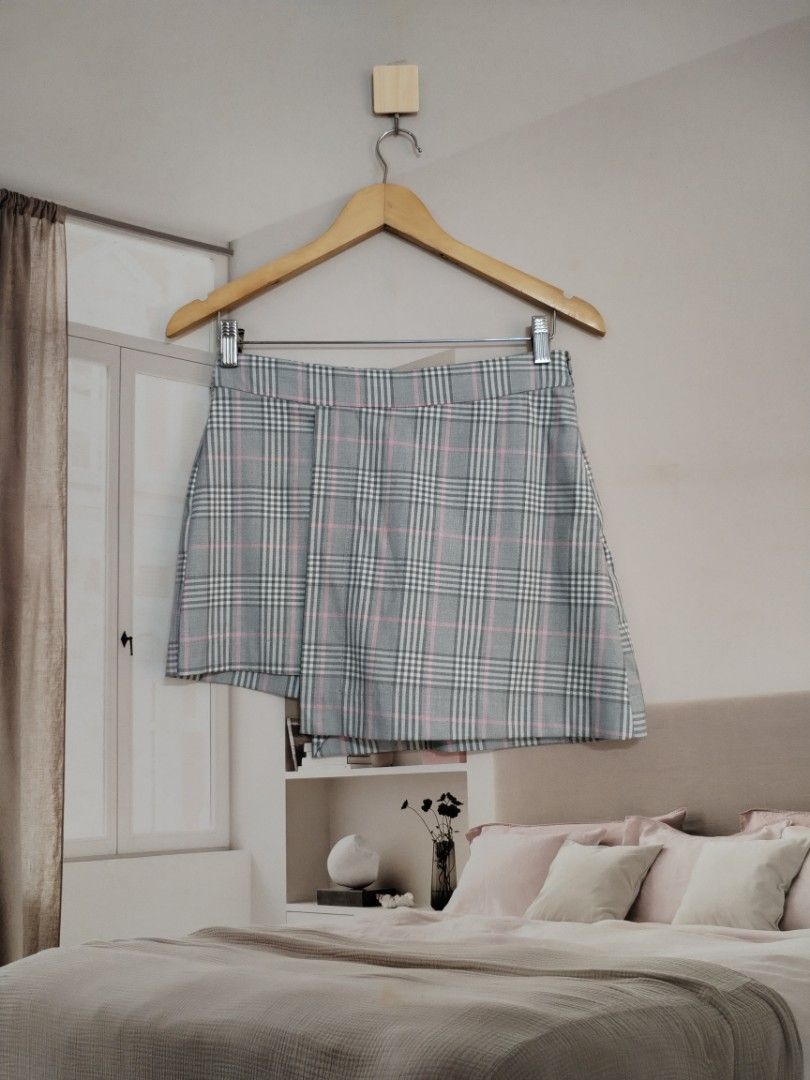 Zara plaid skort (Category: Shorts) located in Lucena. Submitted by styleddsc (Listing ID 1468509345, Image 2). Description: Fits 27-28"waistline.