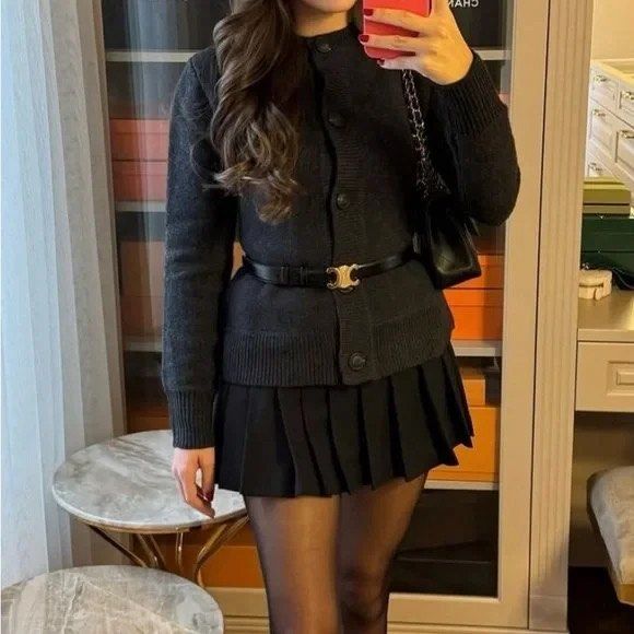 ZARA PLEATED MINI SKORT LARGE ▪️ (Category: Skirts) located in Manila. Submitted by salesscout (Listing ID 1468569940, Image 3). Description: I lost the head of the zipper coz of my nail extension :( but still perfectly working. This is Large can fit to 30-31 waist .