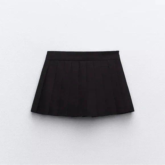ZARA PLEATED MINI SKORT LARGE ▪️ (Category: Skirts) located in Manila. Submitted by salesscout (Listing ID 1468569940, Image 2). Description: I lost the head of the zipper coz of my nail extension :( but still perfectly working. This is Large can fit to 30-31 waist .