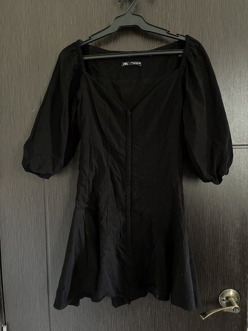 Zara Puff Sleeve Dress (Category: Dresses) located in Manila. Submitted by irish_closet (Listing ID 1468542442, Image 2). Description: - Used only once - thick and good quality.