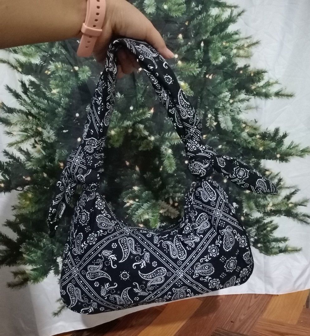 ZARA SHOULDER BAG/HAND BAG (Category: Shoulder Bags) located in Digos. Submitted by thrifted-sheila04 (Listing ID 1468614253, Image 1). Description: good as new 10/10 excellent condition.