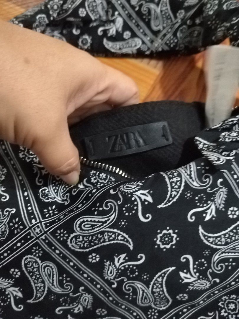 ZARA SHOULDER BAG/HAND BAG (Category: Shoulder Bags) located in Digos. Submitted by thrifted-sheila04 (Listing ID 1468614253, Image 2). Description: good as new 10/10 excellent condition.