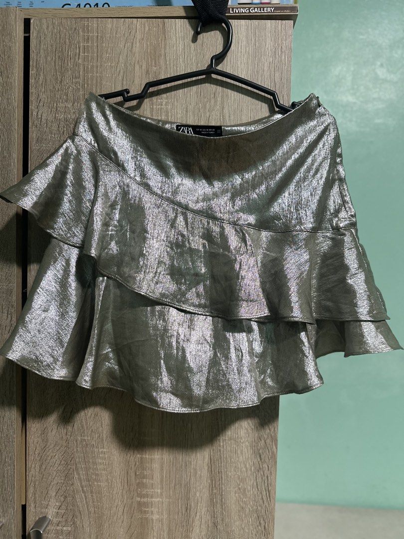 Zara Skort Metallic (Category: Skirts) located in Manila. Submitted by love.lyxph (Listing ID 1468624463, Image 3). Description: Zara Metallic Effect Ruffle Skort.