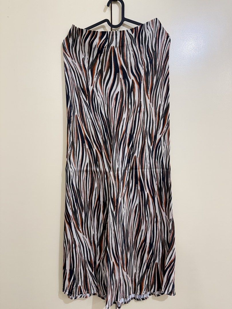 Zara Soft Satin Maxi Skirt (Category: Skirts) located in Cainta. Submitted by declutteriaa_mama (Listing ID 1468640150, Image 1). Description: Length:38 Waist: 27-28.