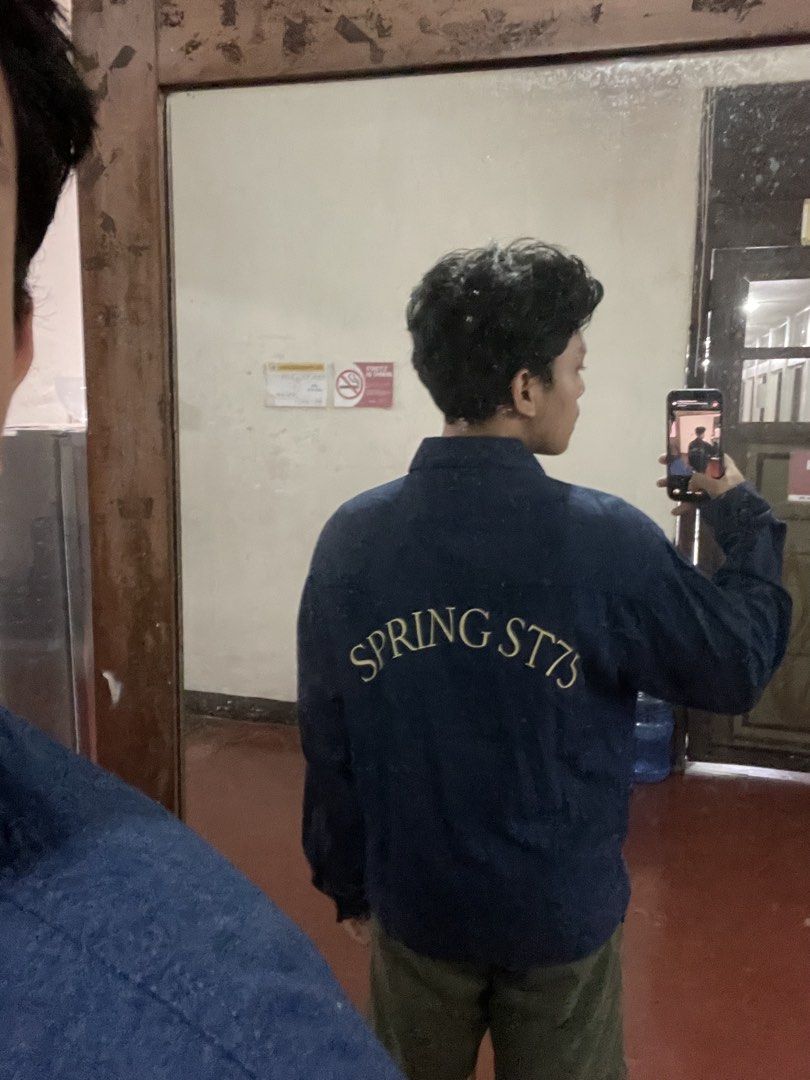 ZARA Spring ST75 Light Denim Jacket (Category: Coats, Jackets and Outerwear) located in Pagadian. Submitted by adrihatesthrifting (Listing ID 1468507404, Image 2). Description: FITS MEDIUM TO LARGE.