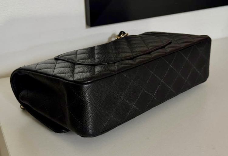 100% Authentic Chanel Medium Flap In GHW Bag◾️ (Category: Luxury Bags & Wallets) located in Cebu City. Submitted by luxurycollectionhouse (Listing ID 1468844117, Image 2). Description: Complete Inclusions..