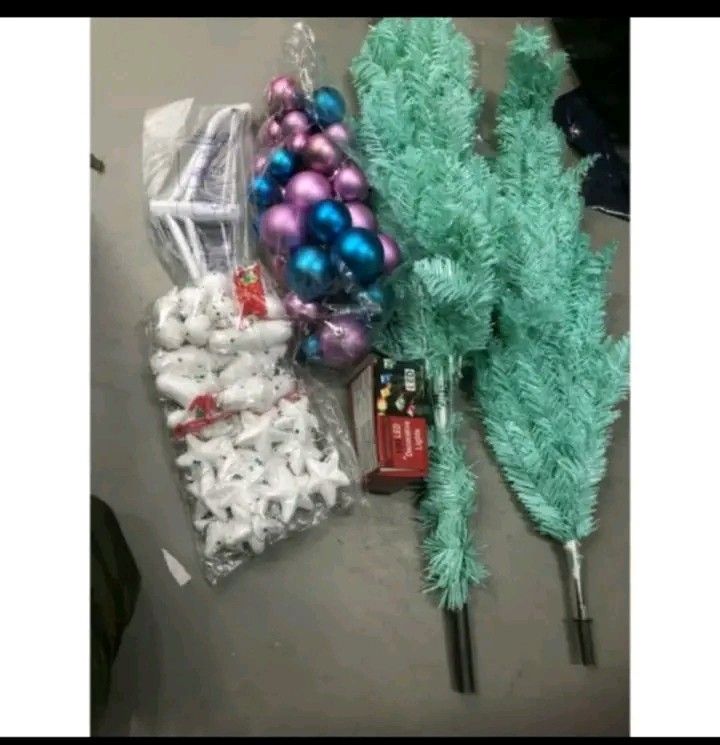 150cm Christmas Tree with Decor (Category: Artificial Plants & Flowers) located in Manila. Submitted by micoooy (Listing ID 1468731491, Image 2). Description: .