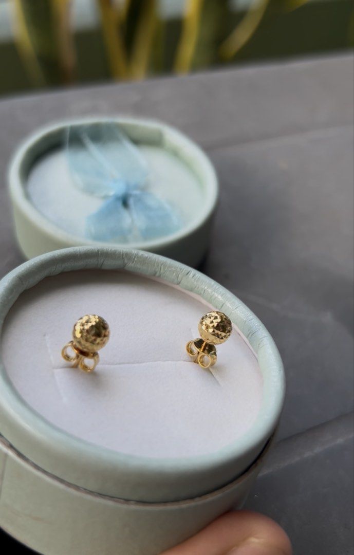 18k gold round stud earrings (Category: Body Jewelry) located in San Juan City. Submitted by bettyonnng (Listing ID 1468732242, Image 2). Description: Dm for sure buyer .