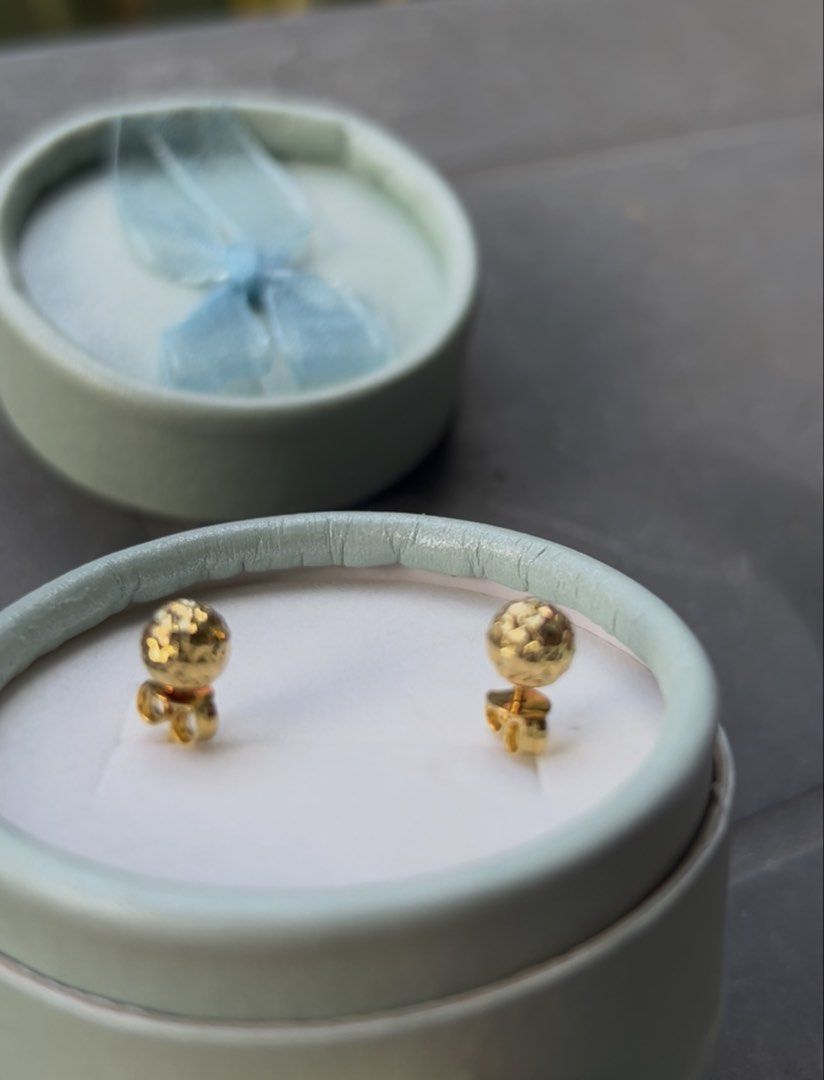 18k gold round stud earrings (Category: Body Jewelry) located in San Juan City. Submitted by bettyonnng (Listing ID 1468732242, Image 1). Description: Dm for sure buyer .