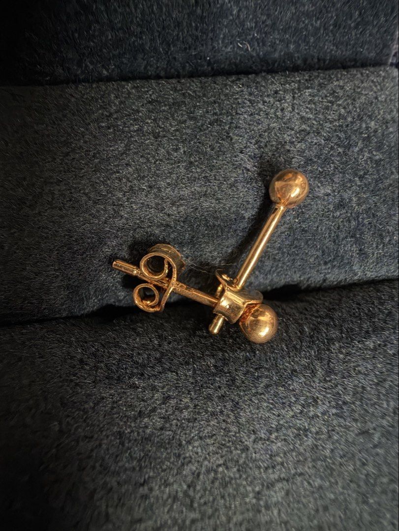 18K pawnable Earrings (Category: Announcements) located in Makati City. Submitted by lynrtw (Listing ID 1466606431, Image 1). Description: Small size wala ako panukat kung ilang mm 0.73 grams Makati Cityhall.