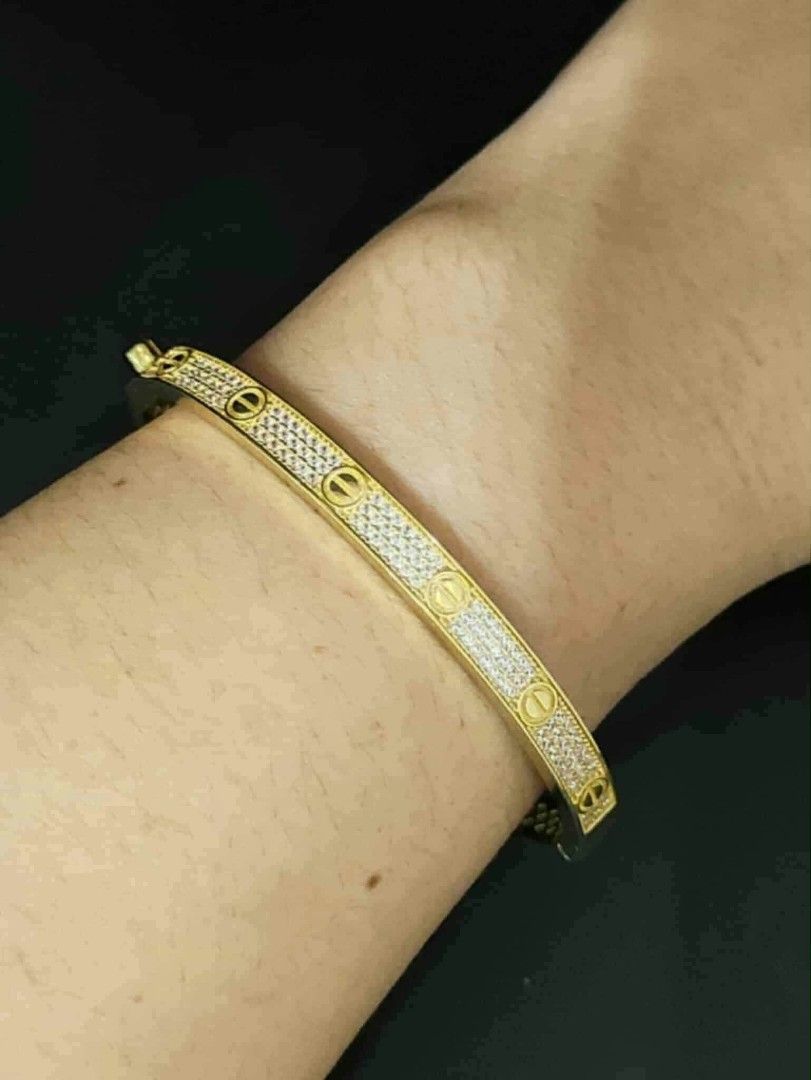 18k Saudi gold Russian stone paved love bangle (Category: Bracelets) located in Manila. Submitted by bhelgoldseller2ndaccount (Listing ID 1468733418, Image 2). Description: New!!✨New!!✨New!! Authentic 18k Saudi Golds 💯pawnable/naisasanla 💯with high appraisal rate 💯good investment 💯Direct supplier price 👉OPEN for resellers 🌺please take time to evaluate their actual sizes and grams 👉Best panggift for all occasions ✅ Sold per grams not per pi
