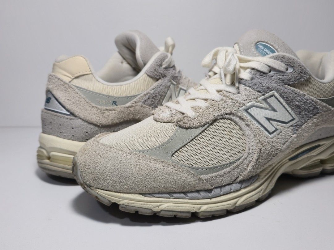 2002r Linen Concrete (Category: Sneakers) located in Cebu City. Submitted by joelcooper (Listing ID 1468863043, Image 2). Description: -size 10 -no box -8/10 condition -restitched tongue on left shoe (not noticeable) -pair is in cebu, can ship.