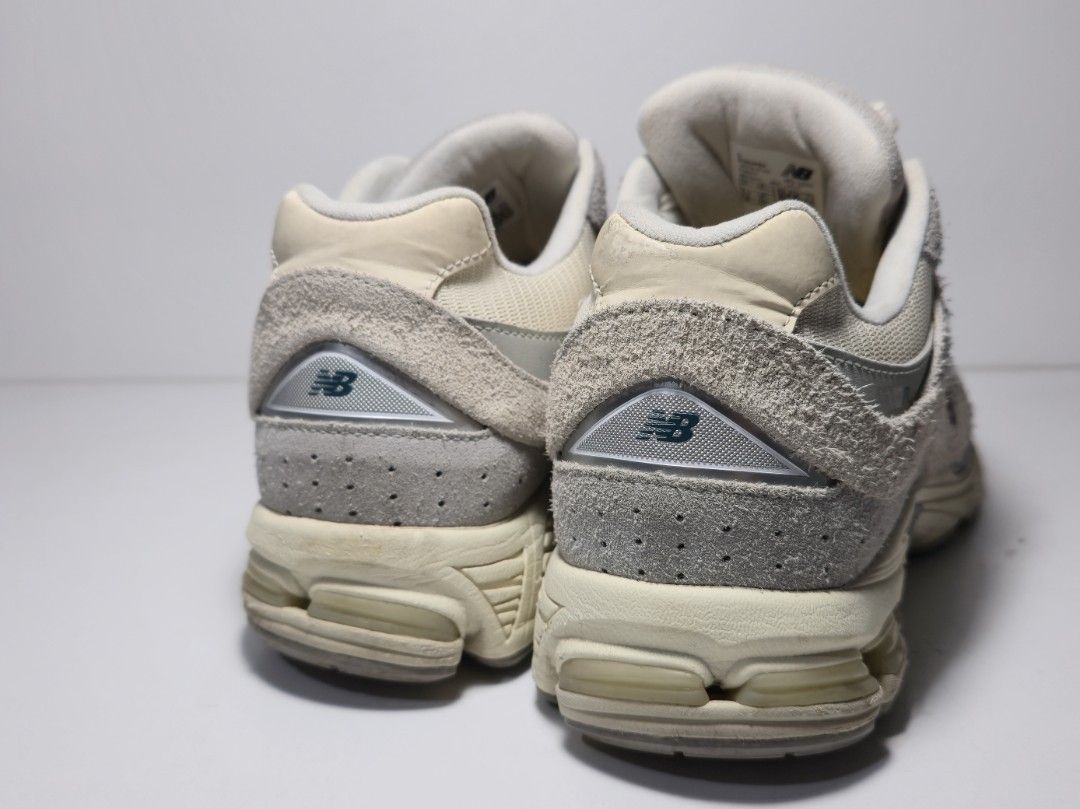 2002r Linen Concrete (Category: Sneakers) located in Cebu City. Submitted by joelcooper (Listing ID 1468863043, Image 3). Description: -size 10 -no box -8/10 condition -restitched tongue on left shoe (not noticeable) -pair is in cebu, can ship.