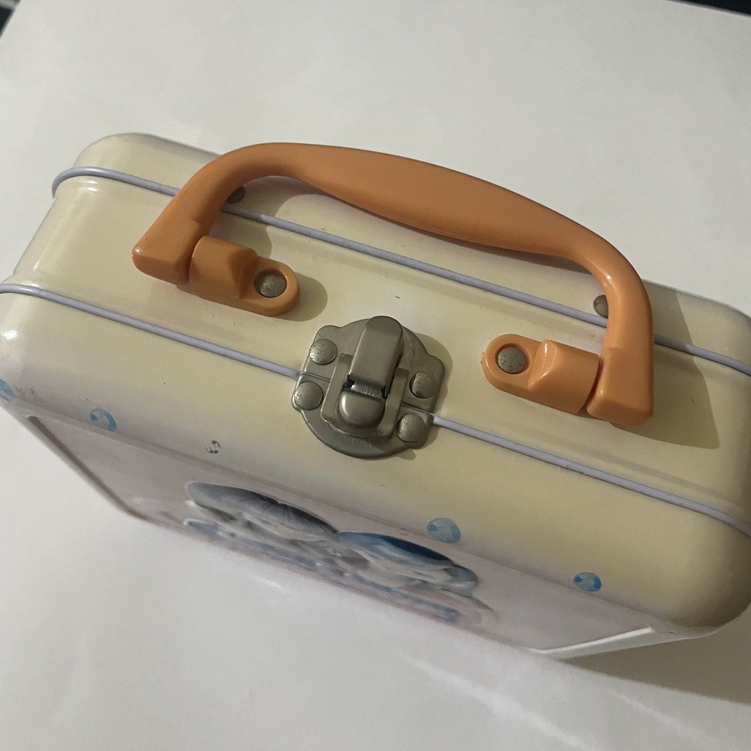 2004 Love and Berry Tin Case (Category: Everything Else Others) located in Butuan. Submitted by paperlueur (Listing ID 1468799032, Image 3). Description: Faded na yung front niya.