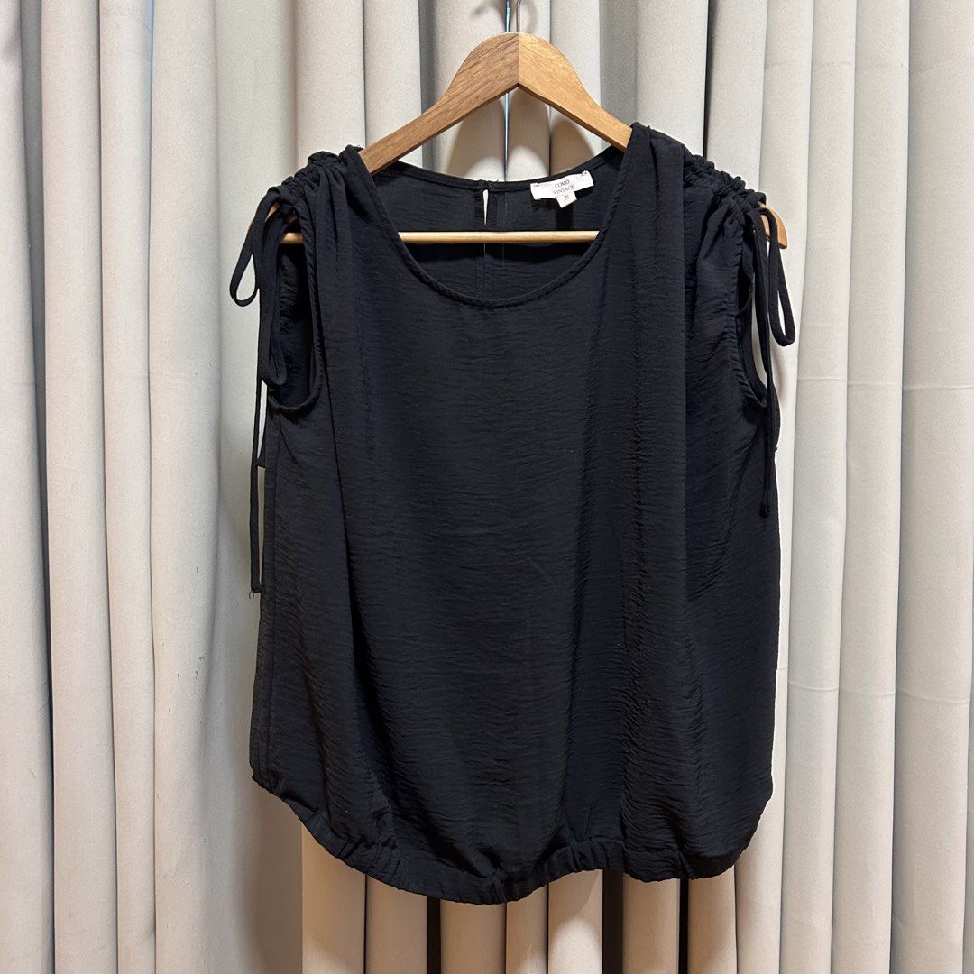 2XL Como Vintage Black Self Tie Top (Category: Blouses) located in Rizal. Submitted by from99abovecloset (Listing ID 1468828161, Image 1). Description: CODE:199 Size: 2XL Armhole (laid flat):8” Bust (around): 56” Length (laid flat): 23” Cotton poly | loose | like new.
