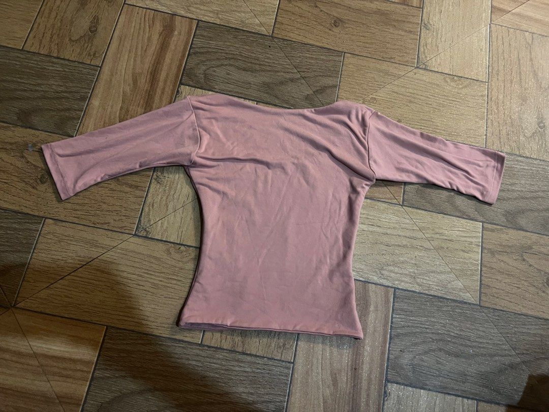 3/4 long sleeve top (Category: Longsleeves) located in Aguinaldo. Submitted by roversellz_ (Listing ID 1468904817, Image 2). Description: Used once.