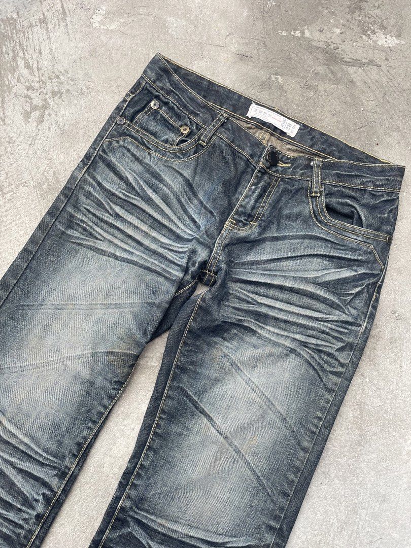 3D Japanese Whiskered Jeans (Category: Jeans) located in Manila. Submitted by jarchive (Listing ID 1468776341, Image 2). Description: - Good condition - See issue last picture - Size 31 - Thigh 9 - Length 40 - Leg open 7.5 MOP: GCASH 📩.