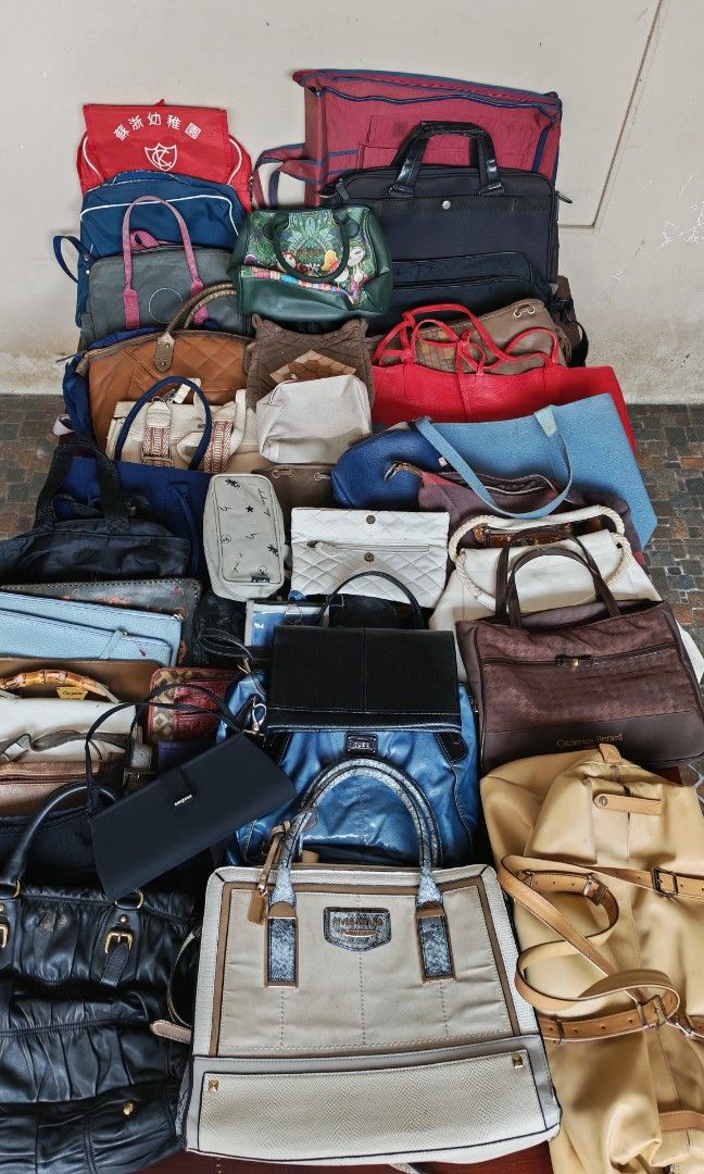 44pcs assorted bags (Category: Shoulder Bags) located in Quezon City. Submitted by fairviewlady11 (Listing ID 1468784109, Image 2). Description: for takes all bags.