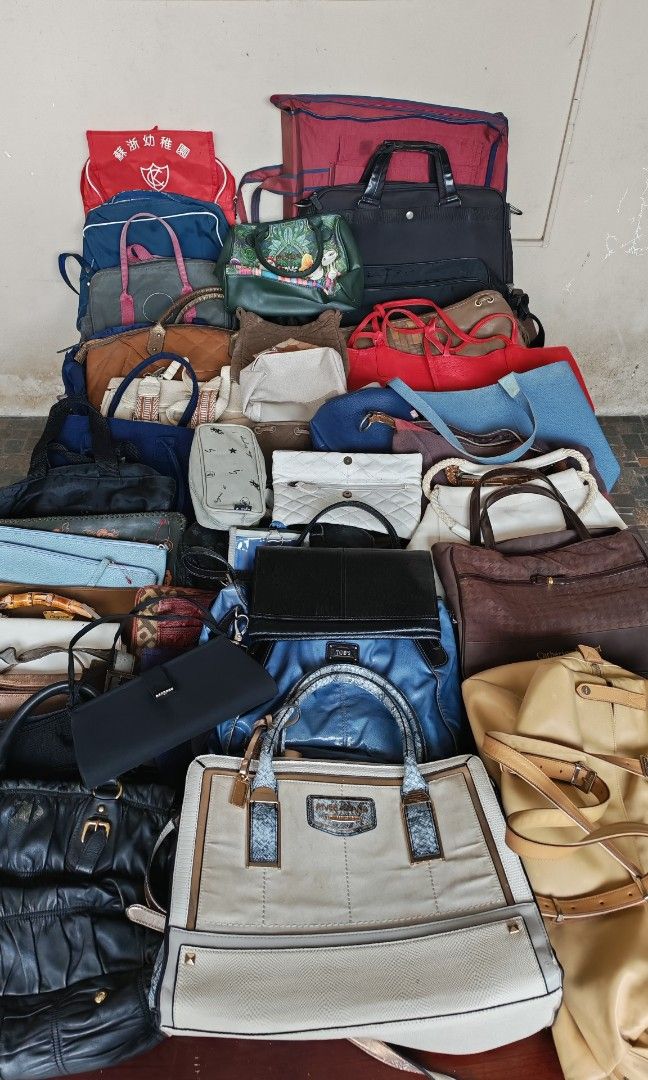44pcs assorted bags (Category: Shoulder Bags) located in Quezon City. Submitted by fairviewlady11 (Listing ID 1468784109, Image 3). Description: for takes all bags.