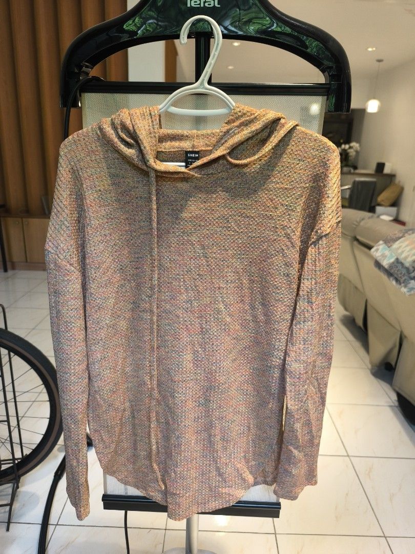 4 lululemon and 1 shein (Category: Longsleeves) located in Alcantara. Submitted by 2jongthebestseller (Listing ID 1468751822, Image 3). Description: take all.