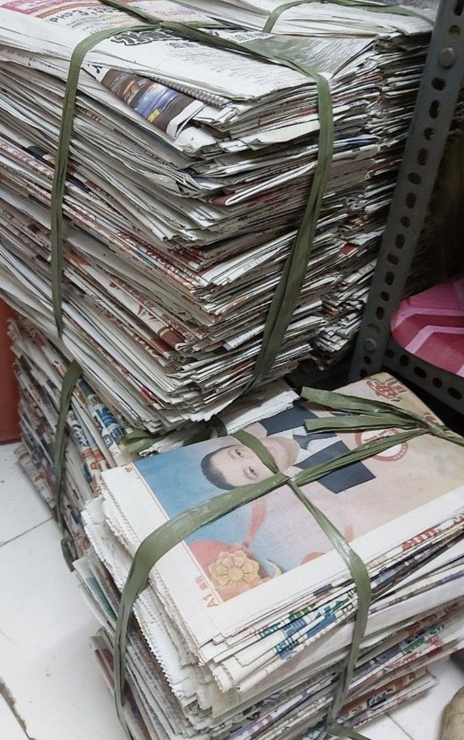 61kg Bundled Old Chinese Newspapers (Category: Magazines) located in Manila. Submitted by prelovedbykeena (Listing ID 1468725525, Image 1). Description: - Five large stacks of old newspapers - Clean and well-bundled - Ideal for recycling, art and craft projects, or packing fragile items - Selling both bundles together (Take-all).