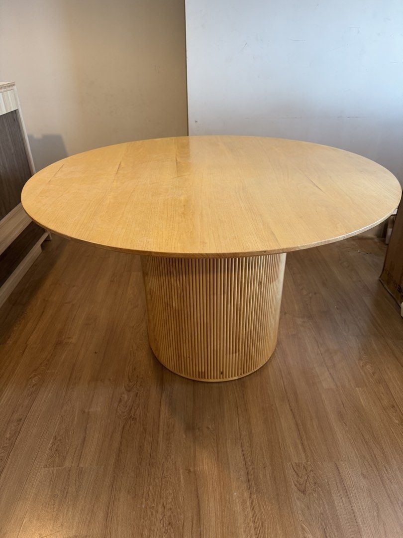 6 Seater Dining Table with Chairs (Category: Tables & Sets) located in Quezon City. Submitted by dutchbag (Listing ID 1468714529, Image 1). Description: ✅6 Seater Dining Table. ✅Light Oak Color ✅Free 6 Dining Chairs. ❌Delivery not included. Buyer pays..